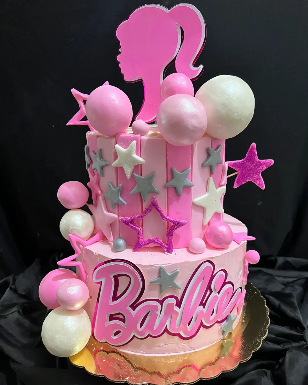 Pastel de dos pisos temática Barbie en rosa